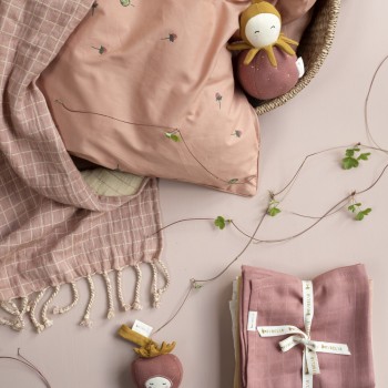 Fabelab Φράουλα Υφασμάτινη Κουδουνίστρα