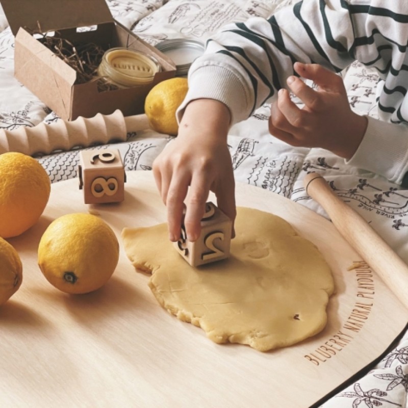 Bluberry Kidsroom Σετ πλαστελίνης λεμόνι και ξύλινα ζάρια μαθηματικών Bluberry Kidsroom Σετ πλαστελίνης λεμόνι και ξύλινα ζάρια μαθηματικών