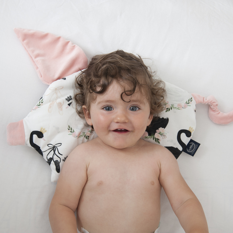 La Millou Βρεφικό μαξιλάρι Velvet Sleepy Pig Moonlight Swan Powder Pink La Millou Βρεφικό μαξιλάρι Velvet Sleepy Pig Moonlight Swan Powder Pink
