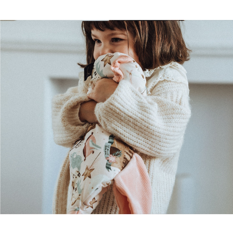 La Millou Βρεφικό μαξιλάρι Velvet Sleepy Pig Moonlight Swan Powder Pink La Millou Βρεφικό μαξιλάρι Velvet Sleepy Pig Moonlight Swan Powder Pink