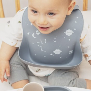 The Cotton Cloud Αδιάβροχη Σαλιάρα Σιλικόνης με Κουμπί και Τσέπη Cosmic The Cotton Cloud Αδιάβροχη Σαλιάρα Σιλικόνης με Κουμπί και Τσέπη Cosmic